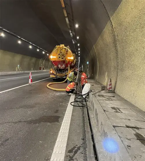 平和隧道排水渠清淤